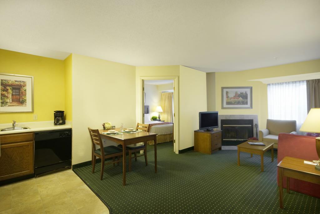 Residences At Daniel Webster Merrimack Room photo